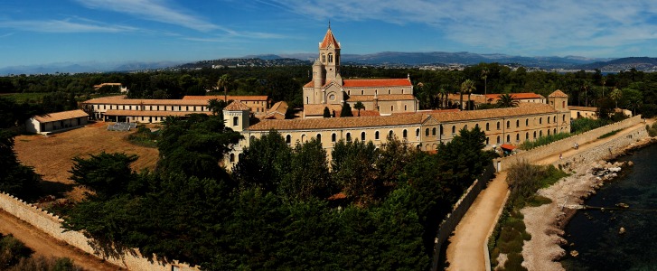Visitez 12 endroits incontournables sur la Côte d'Azur. Ici l'Abbey de Lérins.