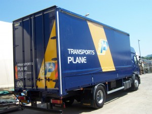 Le textile technique s'intègre aussi dans le marquage publicitaire des camions