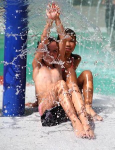 Des jeux aquatiques sont proposés pour rafraîchir les enfants durant les chaudes journées d’été.