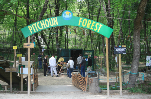 Pitchoun Forest dispose d'un parking gratuit à quelques pas de l'entrée du parc