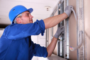 Electricien intervenant pour une installation électrique