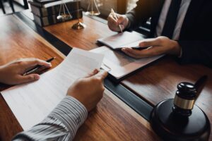 Mains de deux personnes qui échange un papier