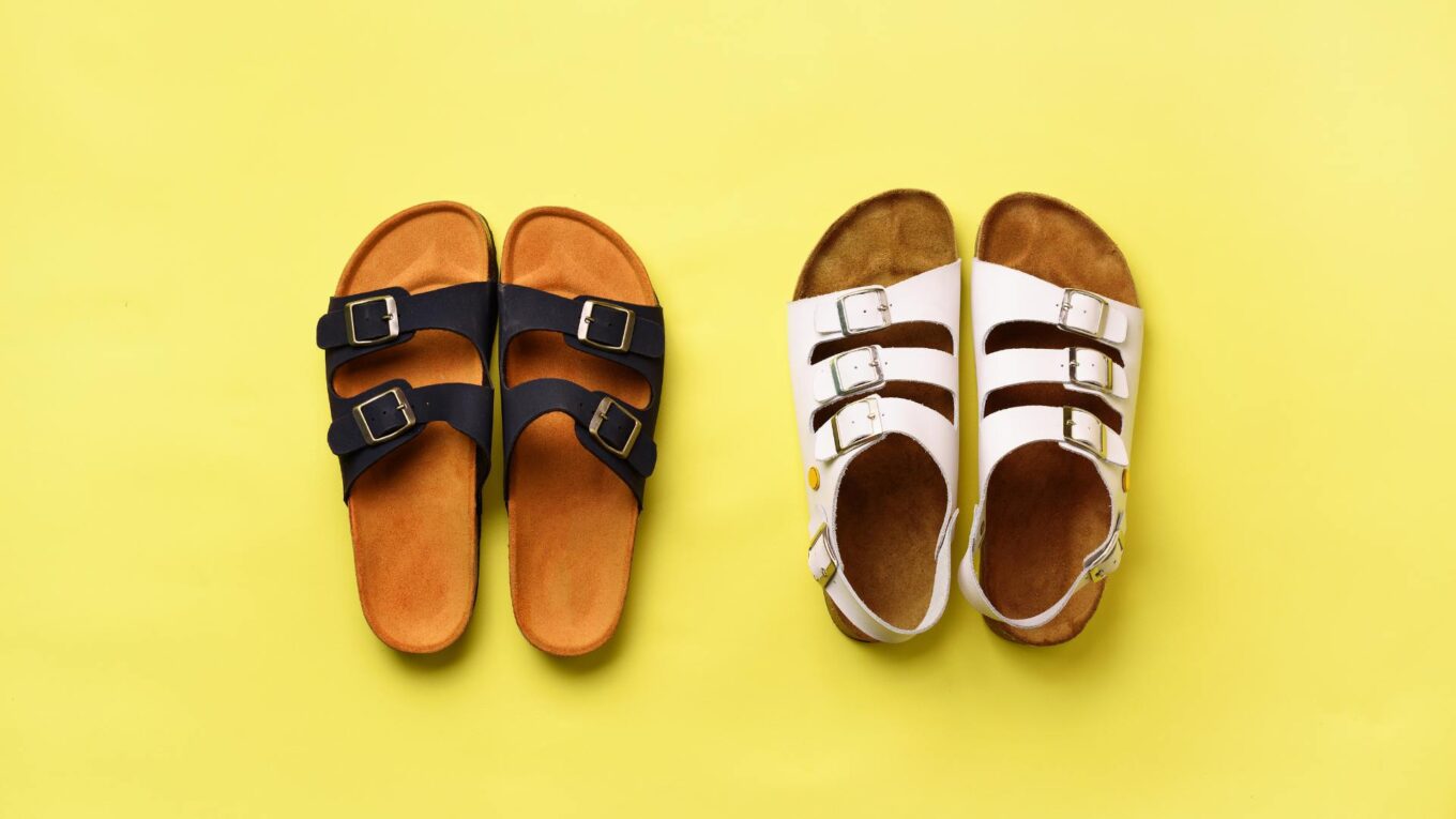 Sandale en cuir sur fond jaune